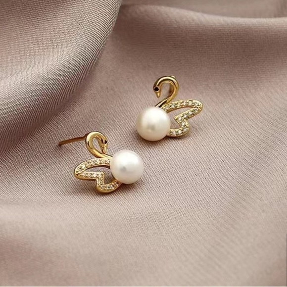 Gold Swan Pearl Earrings - Picture 3 of 4